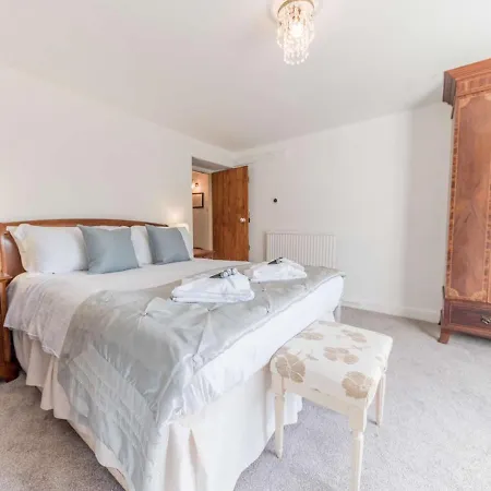 Pass The Keys Traditional Lakeland House With Beautiful Gardens Ulverston