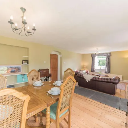Dom wakacyjny Pass The Keys Traditional Lakeland House With Beautiful Gardens
