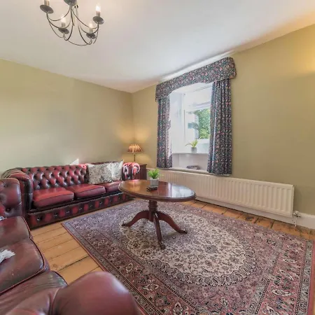 Dom wakacyjny Pass The Keys Traditional Lakeland House With Beautiful Gardens Ulverston